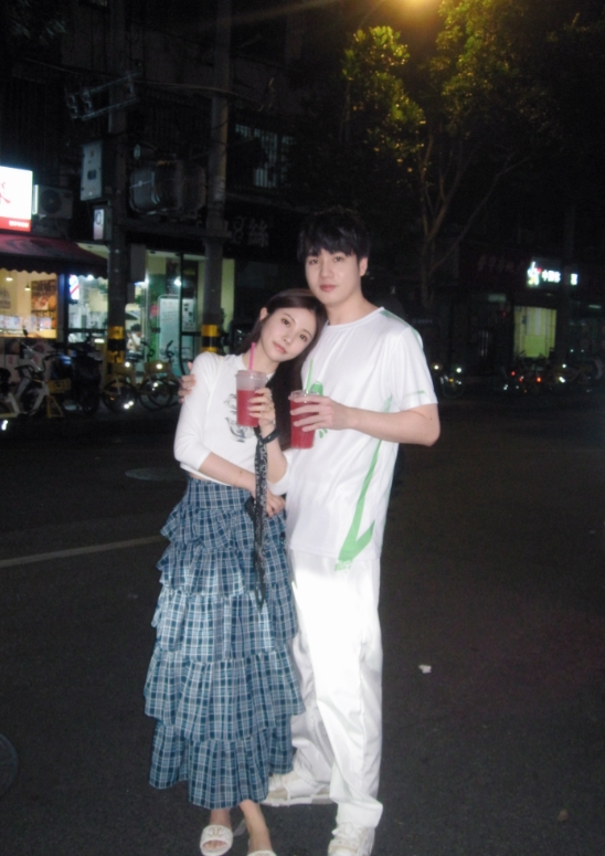 Letme晒与妻子合照:美的发光 得妻如此夫复何求呀!