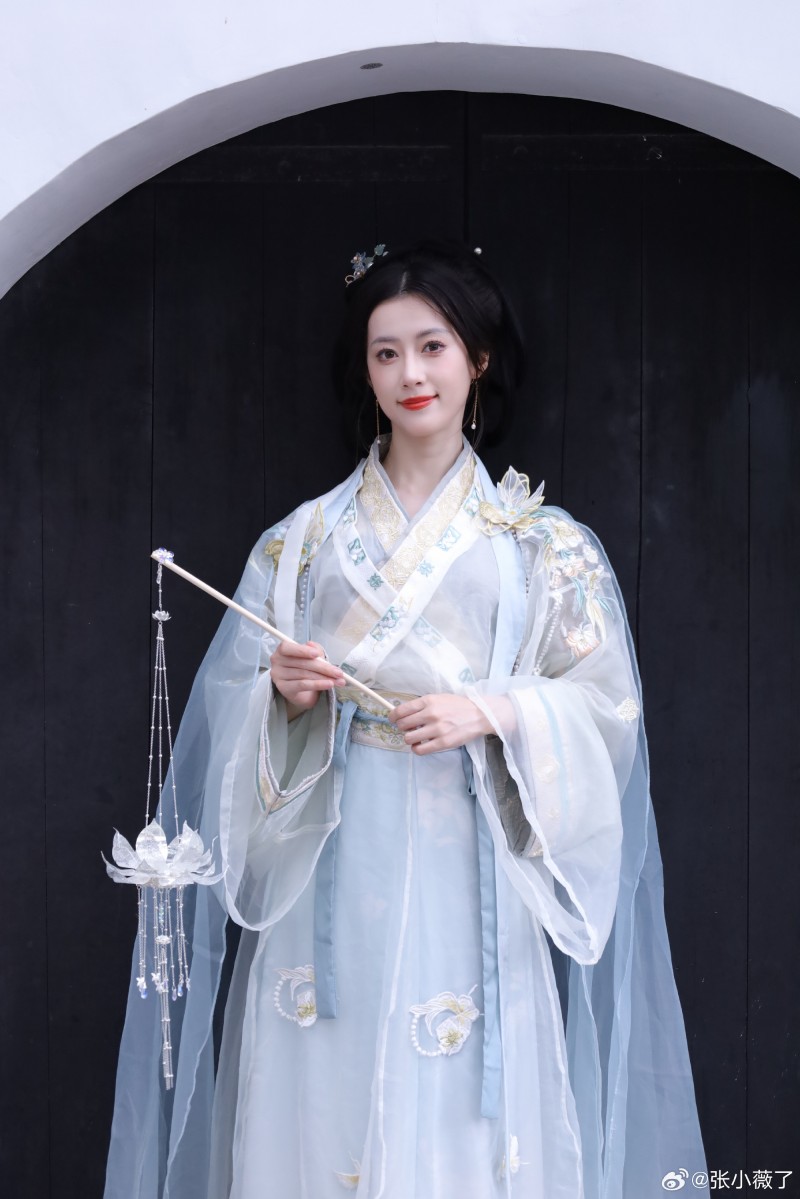 LPL互动女主持人张小薇分享美照:温柔的古风?