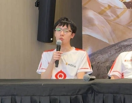 smlz:我去问脚神,就问他LCK那个EZ日女到底是什么情况