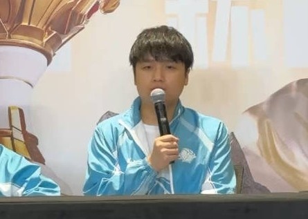 微笑:很久没有来过这么多有观众的现场了,感觉还是挺刺激的