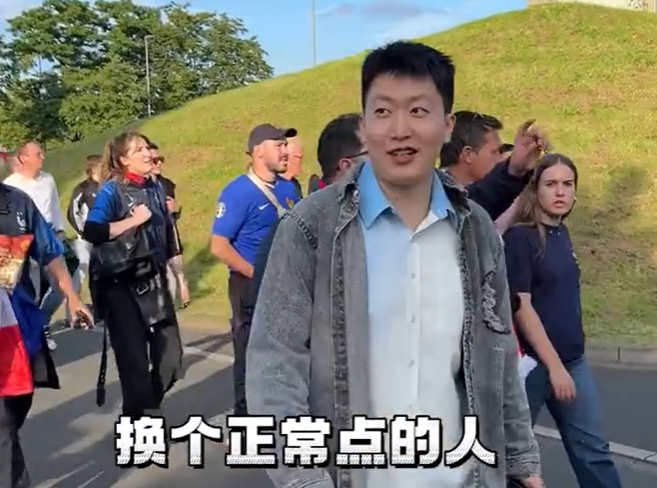 管泽元看欧洲杯现场:昨晚冷门夜啊 卢卡库这场换个正常人3-1了!