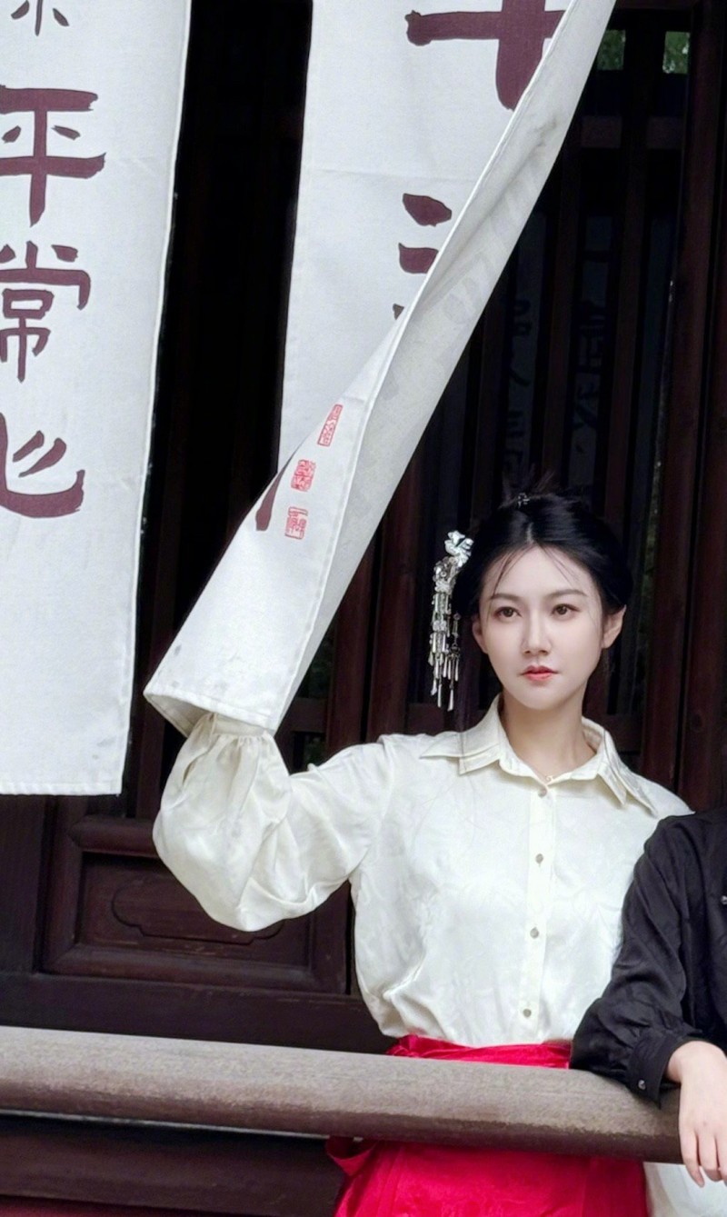小苍分享与小楼古风合照:听山观云,曾经LPL的两朵"金花"~