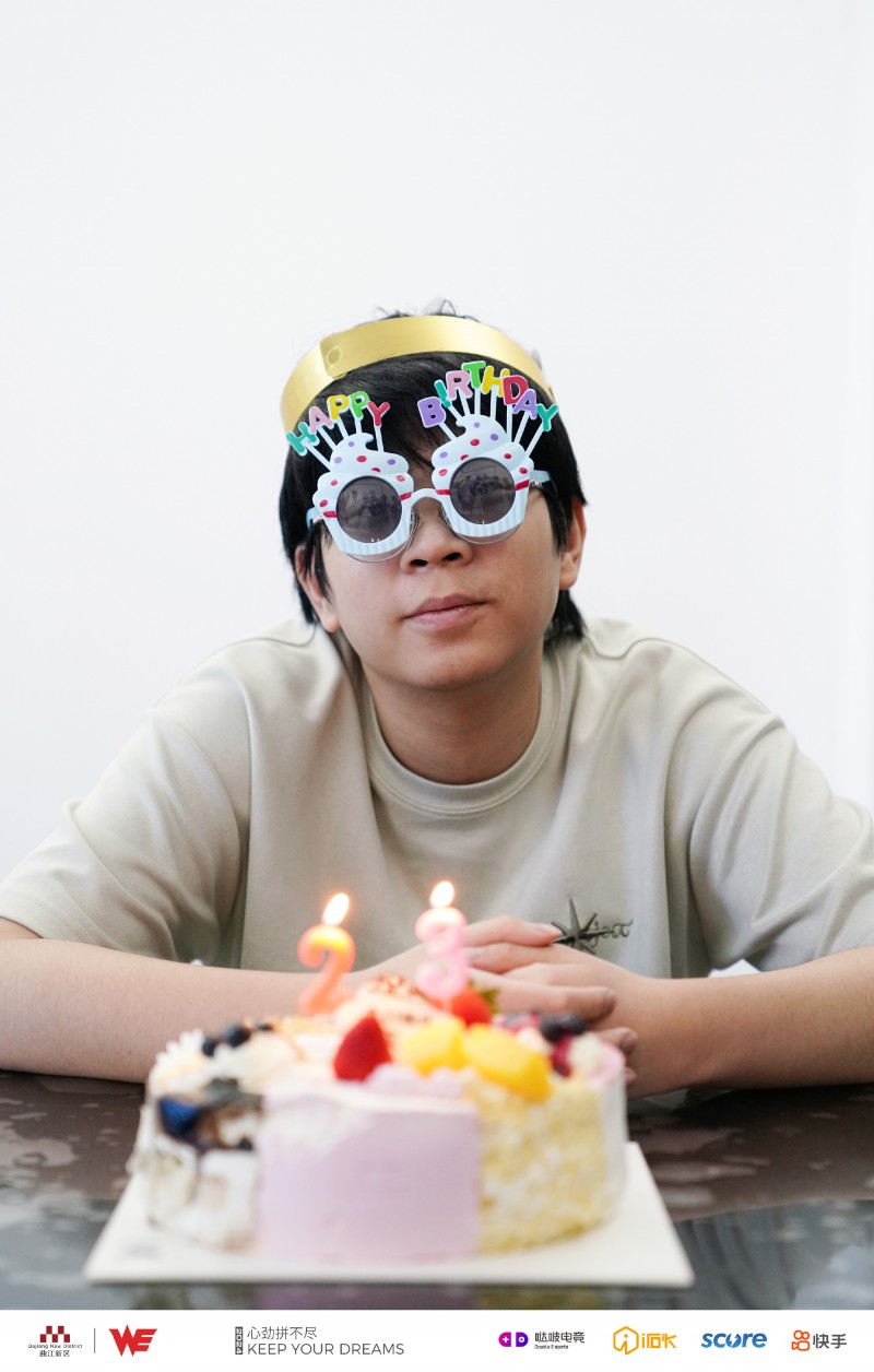 WE俱乐部祝贺队内上单Wayward23岁生日:队友在旁为其庆祝?