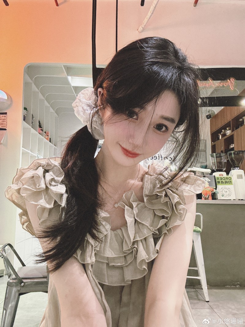 LPL互动女主持人小悠珊珊晒照:无法讨好全世界,就先取悦自己吧~