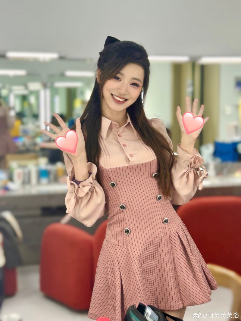 LPL互动女主持阿芙晒照:这么晚发照片绝对不是因为拖延症~