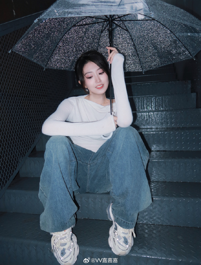 无畏契约官方主持人唯嘉晒照:漫长的雨季 ☔️