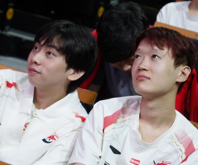 AL俱乐部分享照片:选手大会️➡️哥们都是好学生?