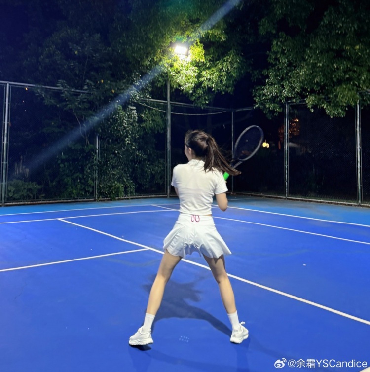 余霜晒运动照:不该吃了汉堡打网球 差点吐出来
