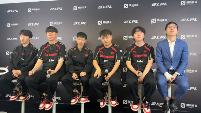 JDG赛后采访 教练:蛮早就知道他们要换选手了 就有针对Zdz的选角