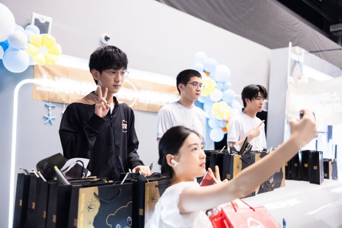 KPL分享上海RNG.M主场日返图:现场粉丝对选手们表达了支持与鼓励