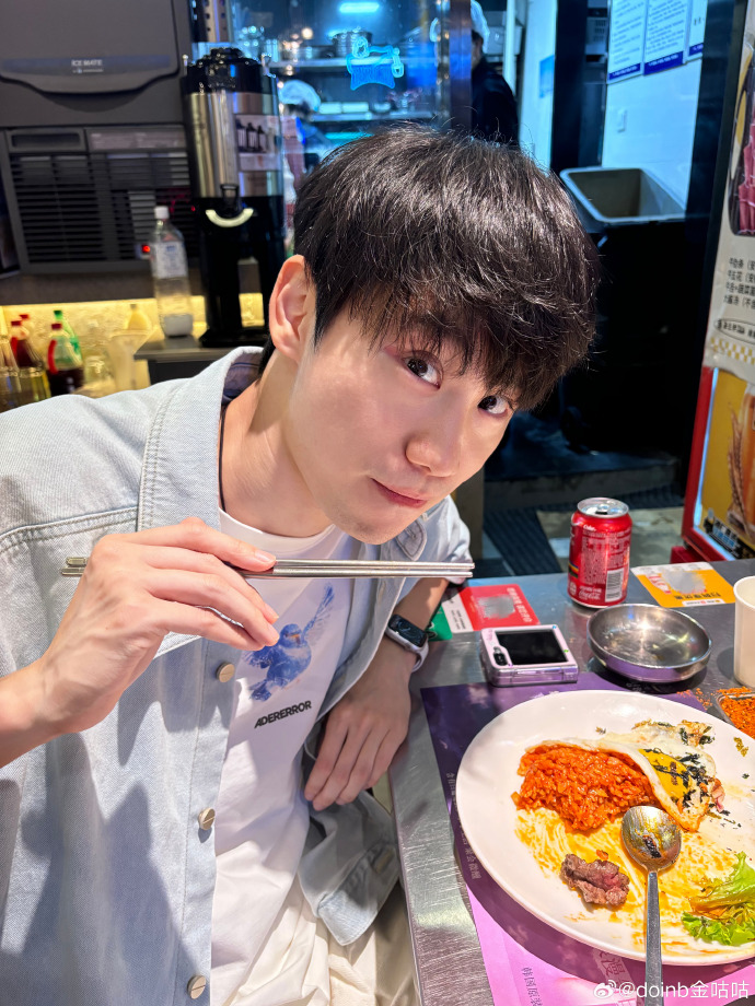 Doinb分享逛街照:糖小幽、H4cker、美食;表情管理很好