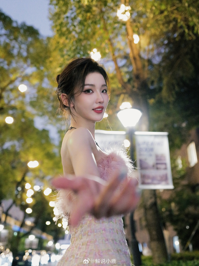 好顶的御姐?!王者解说小鹿晒照:粉色抹胸小香风连衣裙