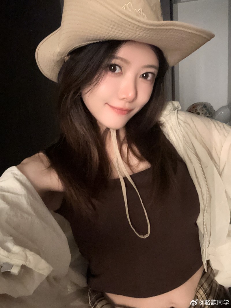 骆歆更博晒照:和我的宝贝小狗