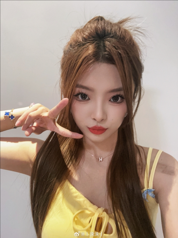 这就是女大的魅力!主持泱泱晒美照:黄色小吊带 满满的青春气息~