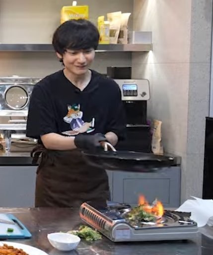 Peanut做菜精彩瞬间:离谱颠锅吓到大妈