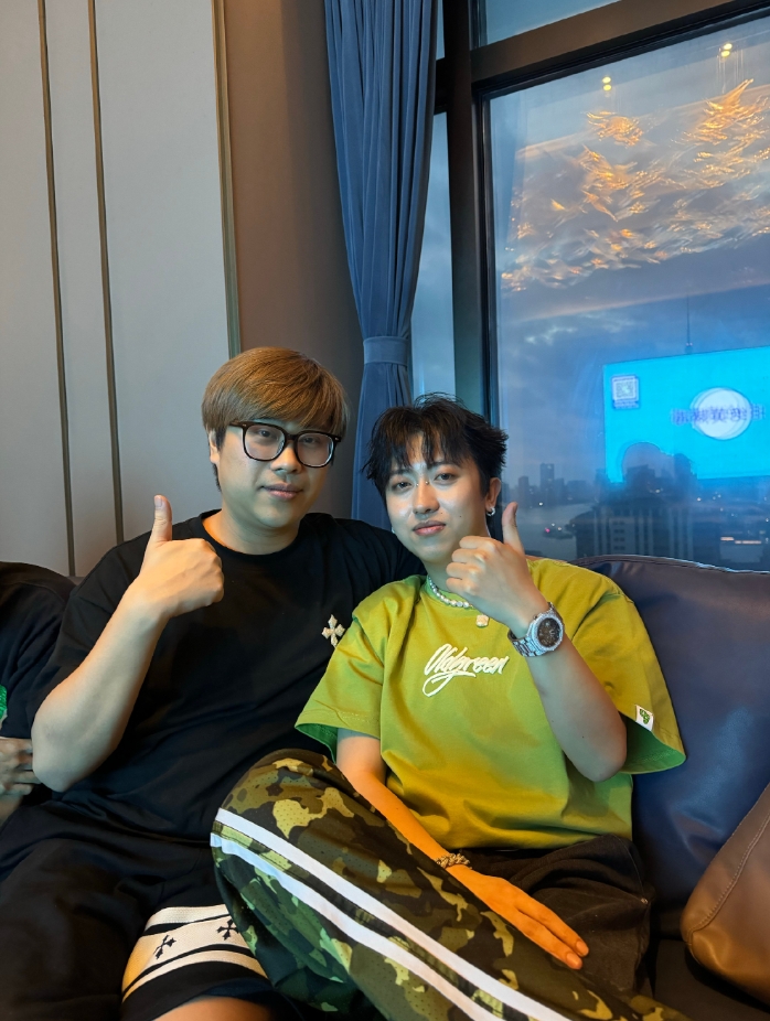 全体起立！说唱歌手新秀分享与五五开合照：这就是赌怪么?