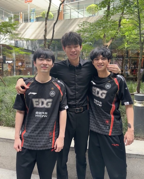 Xiaobai分享与Wink、Cryin合照:今天不保护你们,今天揍你们