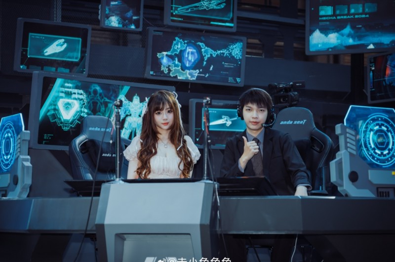 解说赤小兔晒照:可爱的双马尾~~