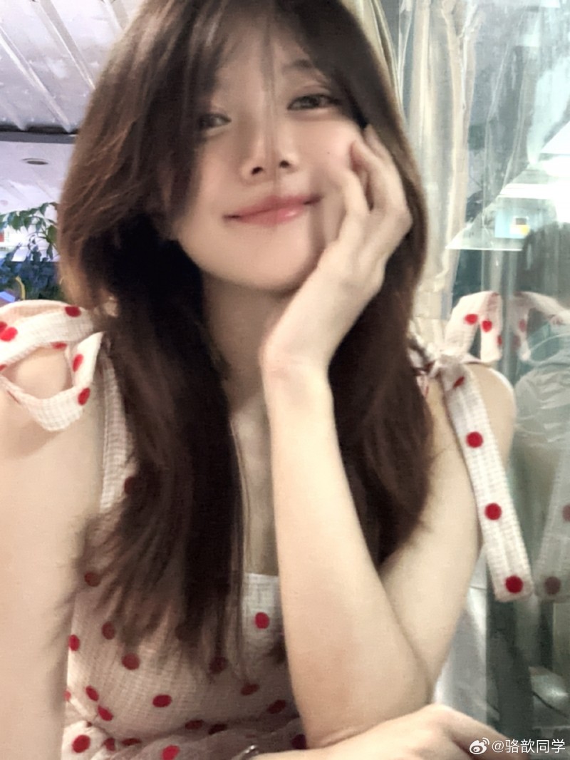 LPL女主持人骆歆晒美照:来上海这么多年 今天终于到黄浦江坐船了~