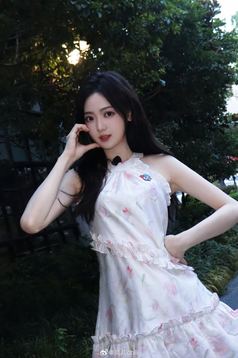 KPL美女解说灵儿晒照:下班咯~赶个尾巴~七夕快乐?