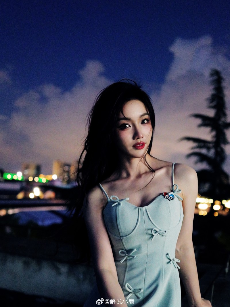 KPL美女解说小鹿晒照:就做一阵风吧,温柔且英勇?