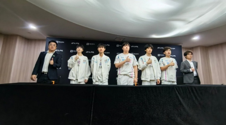 BLG赛后群访 Elk:打完跟呼吸聊了天,感觉他今天有点惨一直被抓