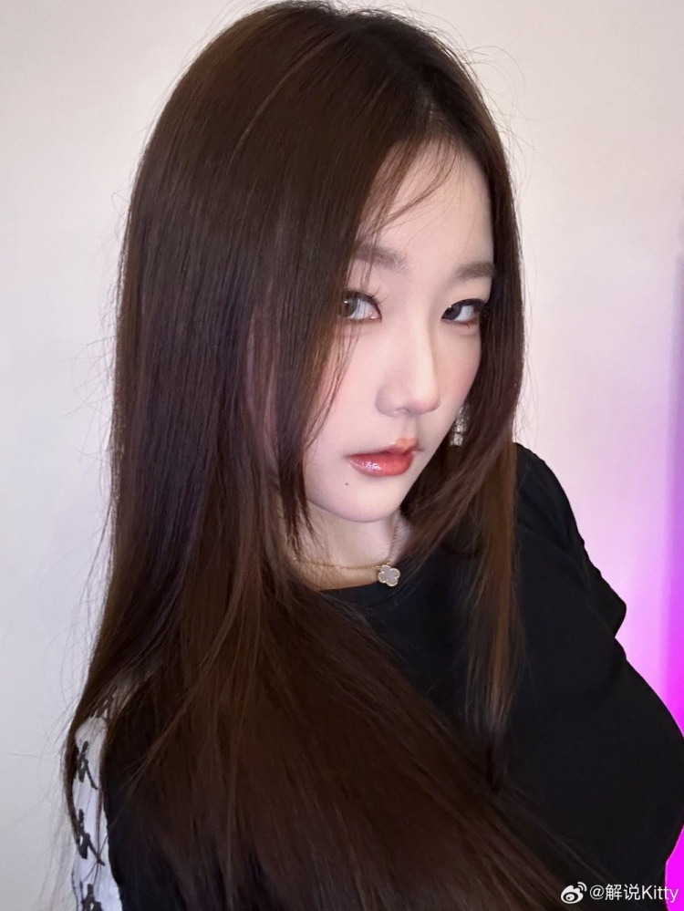 前LPL英文流解说Kitty分享照片:帅帅滴?