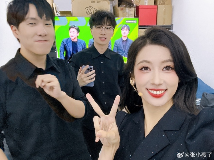 可御可甜!LPL女主持张小薇晒照:好喜欢这件黑西装~