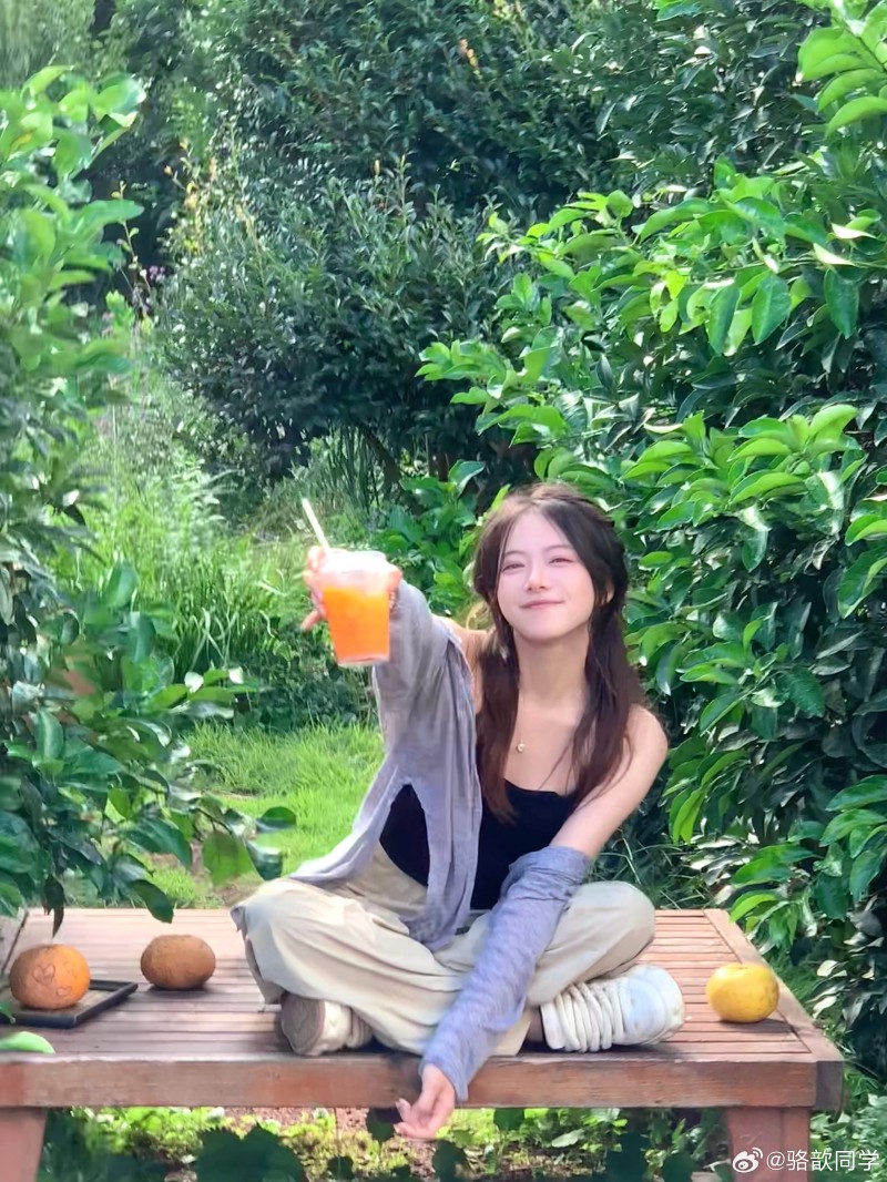 性感吊带背心彰显窈窕身姿~LPL主持骆歆晒照:分享给你们双彩虹的幸运