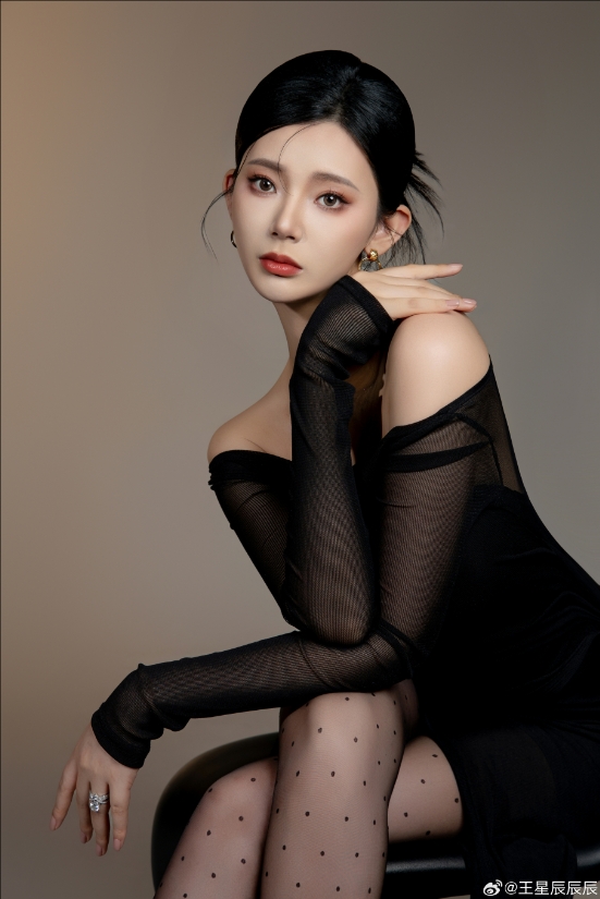 浩浩妈饰演者王星辰晒性感写真:波点黑丝+黑色透视外搭 氛围感十足