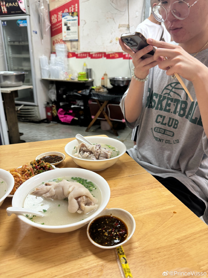JDG分析师跟Ruler吃饭:给老外按头安利中华传统美食