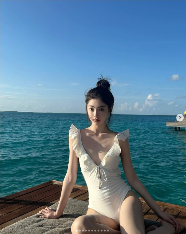 Ming绯闻女友1saye晒美照:在马代度假,白色深V泳衣令人浮想联翩~
