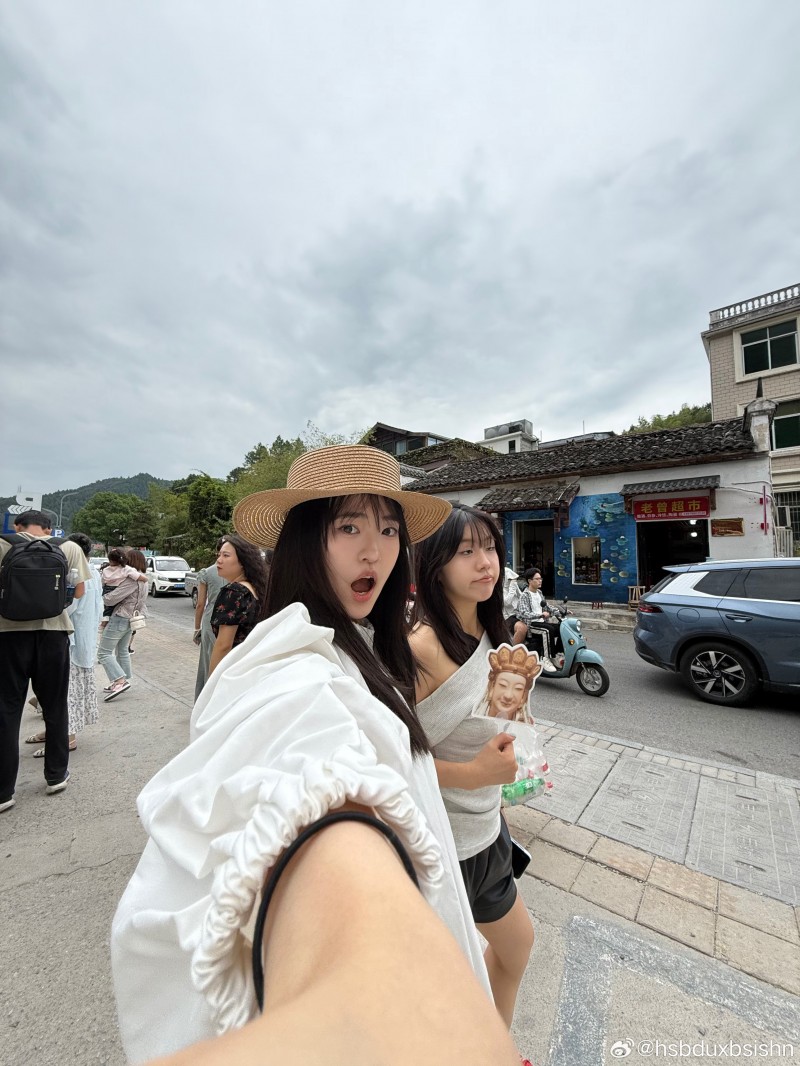 这个侧脸真的太像前队友了!JKL女友55晒与姐妹逛街照片