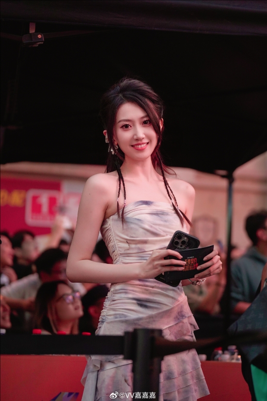 无畏契约美女主持嘉嘉晒照:这大长腿,比我的命都长~