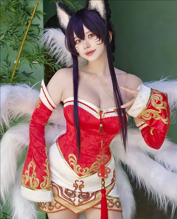 Faker顶级女粉再次Cos阿狸:这李哥看了哪能受得了?