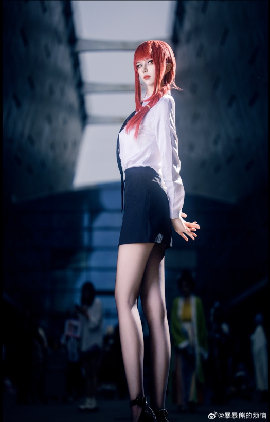 CSGO美女解说晒COS照:有一说一,黑丝和腿都不错~