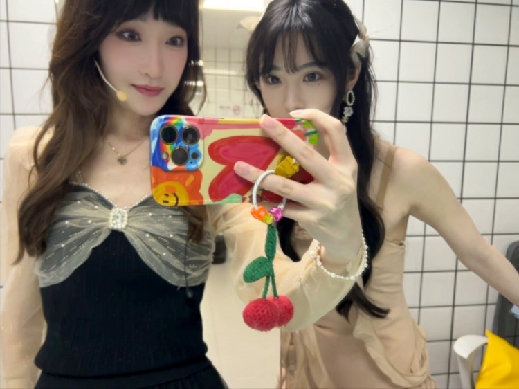 解说Kinko晒照:开心下班!好美的姐妹们!!