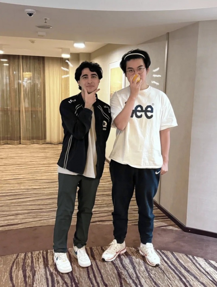 Massu更新与Guma交换队服合照:希望能成为像你一样的选手