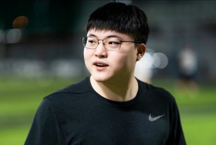 Uzi:xiaohu发挥顶级太强了,对线打团在虐,真的满分!