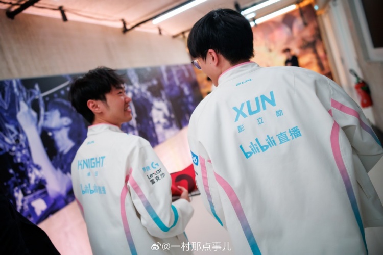 摄影师一村分享BLG赛场返图:BXO三兄弟面对镜头伸手碰拳