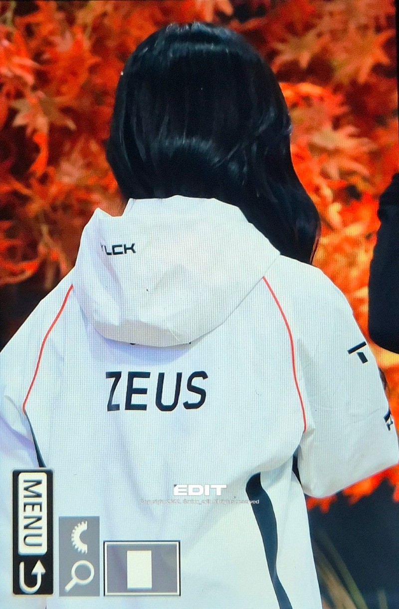 我与宙斯不共戴天!韩国女团NMIXX的海媛身着T1.Zeus队服
