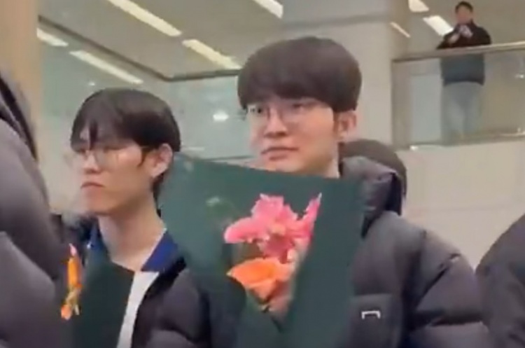 T1全员现已抵达韩国:粉丝在机场为每人献上鲜花