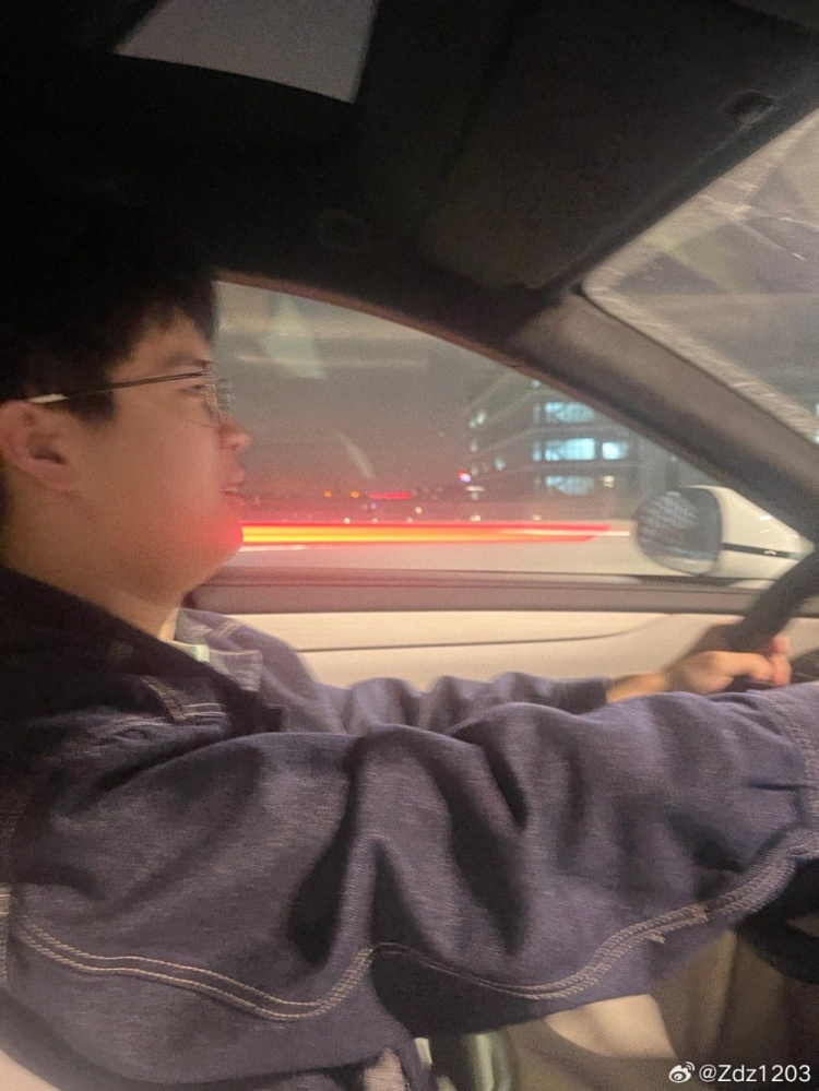 Zdz分享xiaohao开车照:司机小彭
