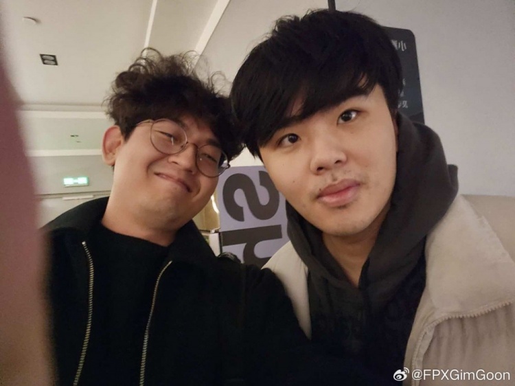 GimGoon分享合照:好好玩啊,这次inb买单了,谢谢大哥~