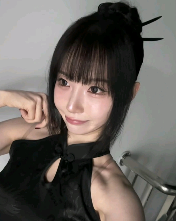 无畏契约女主持Jennlee晒旗袍照:吧友们觉得如何?