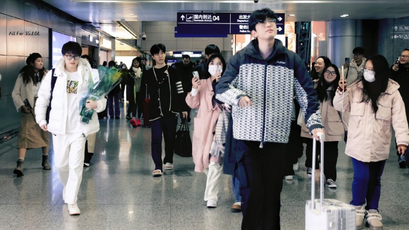 全神班就位!网友晒机场照:TheShy、JieJie、GALA、Meiko齐聚