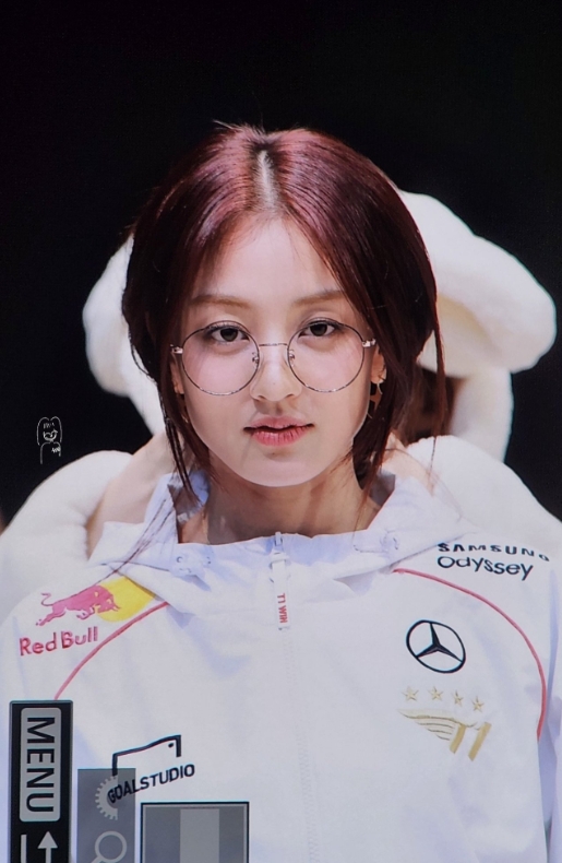 这就是T1女粉丝的含金量!韩国女团Twice成员志效签售穿了T1的队服