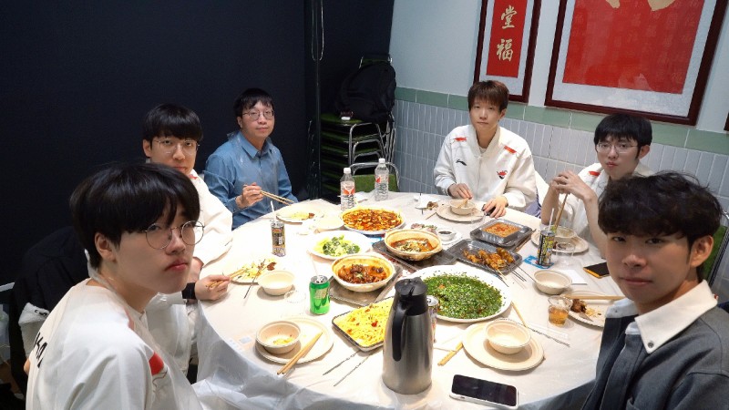 AL俱乐部官博分享聚餐合照:辛苦了大家!多吃点吧!