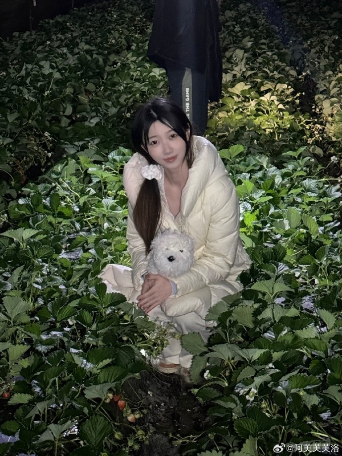 主持人阿芙晒照:现摘的草莓就是甜,现做的饭菜就是香