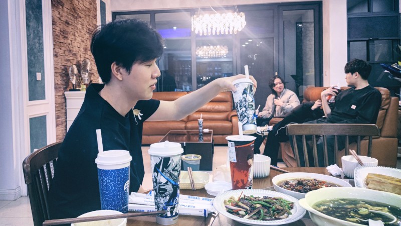 iG工作人员分享多张训练日常照:Theshy及队友人均一杯茶百道!